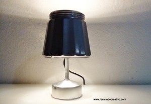 Lámpara realizada con una cafetera italiana- Lamp made out of a Bialetti coffee maker