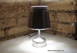 Lámpara realizada con una cafetera italiana- Lamp made out of a Bialetti coffee maker