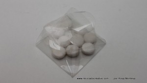 Caja cuadrada con una botella de plástico