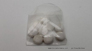 Caja cuadrada con una botella de plástico