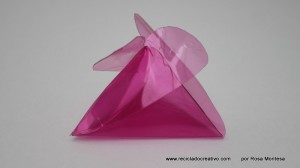 Cómo hacer una caja triangular con una botella de plástico