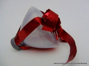 caja de regalo con forma de copa con una botella de plástico reciclada