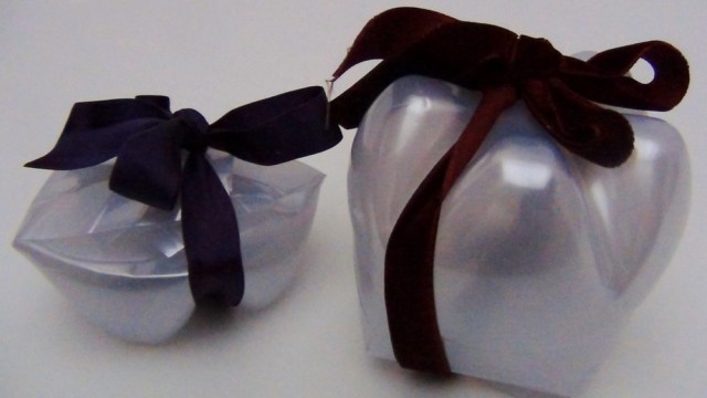 Caja de regalo reciclando la base de una botella de plástico