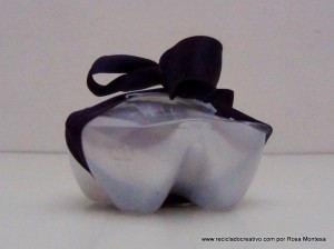 Caja de regalo reciclando la base de una botella de plástico