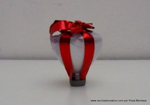 caja de regalo con forma de copa con una botella de plástico reciclada