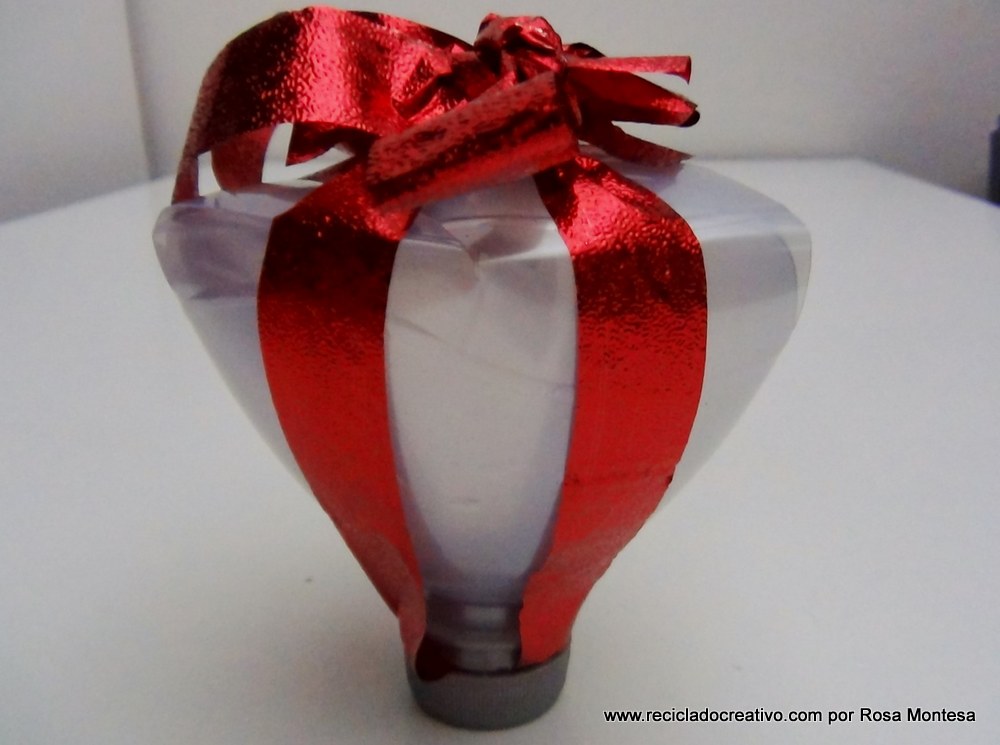 caja de regalo con forma de copa con una botella de plástico reciclada