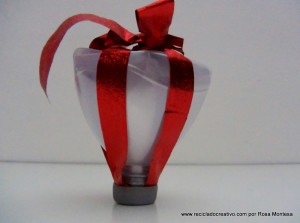 caja de regalo con forma de copa con una botella de plástico reciclada