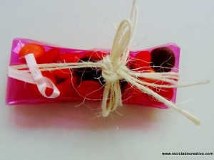 cajas de regalo realizadas reciclando botellas de plastico. reciclado creativo. rosa montesa
