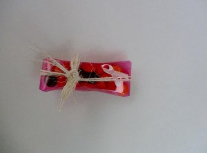 cajas de regalo realizadas reciclando botellas de plastico. reciclado creativo. rosa montesa