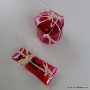 cajas de regalo realizadas reciclando botellas de plastico. reciclado creativo. rosa montesa