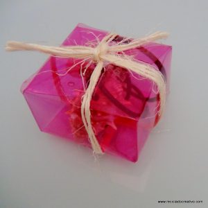cajas de regalo realizadas reciclando botellas de plastico. reciclado creativo. rosa montesa