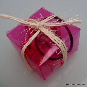 cajas de regalo realizadas reciclando botellas de plastico. reciclado creativo. rosa montesa