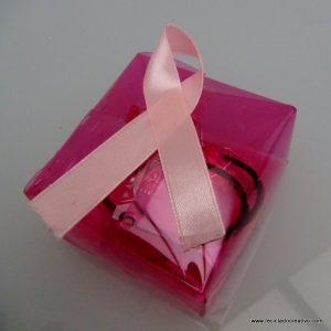 cajas de regalo realizadas reciclando botellas de plastico. reciclado creativo. rosa montesa