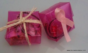 cajas de regalo realizadas reciclando botellas de plastico. reciclado creativo. rosa montesa