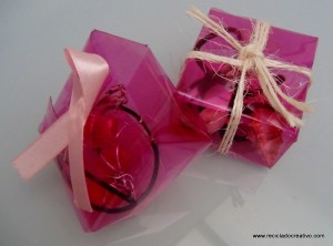 cajas de regalo realizadas reciclando botellas de plastico. reciclado creativo. rosa montesa