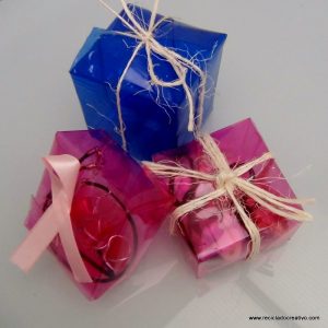 cajas de regalo realizadas reciclando botellas de plastico. reciclado creativo. rosa montesa