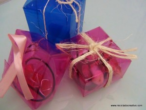 cajas de regalo realizadas reciclando botellas de plastico. reciclado creativo. rosa montesa