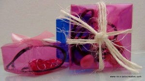 cajas de regalo realizadas reciclando botellas de plastico. reciclado creativo. rosa montesa
