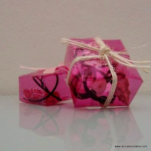 cajas de regalo realizadas reciclando botellas de plastico. reciclado creativo. rosa montesa