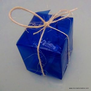 cajas de regalo realizadas reciclando botellas de plastico. reciclado creativo. rosa montesa
