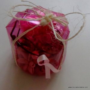 cajas de regalo realizadas reciclando botellas de plastico. reciclado creativo. rosa montesa