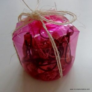 cajas de regalo realizadas reciclando botellas de plastico. reciclado creativo. rosa montesa