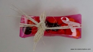cajas de regalo realizadas reciclando botellas de plastico. reciclado creativo. rosa montesa