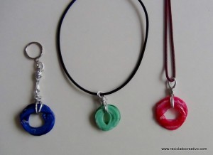 Colgantes y llaveros realizados con el cuello de una botella de plástico - Reciclado Creativo - Rosa Montesa