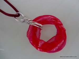 Colgantes y llaveros realizados con el cuello de una botella de plástico - Reciclado Creativo - Rosa Montesa