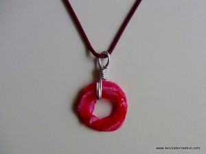 Colgantes y llaveros realizados con el cuello de una botella de plástico - Reciclado Creativo - Rosa Montesa