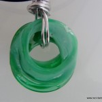 Colgantes y llaveros realizados con el cuello de una botella de plástico - Reciclado Creativo - Rosa Montesa