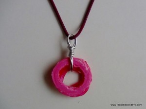 Colgantes y llaveros realizados con el cuello de una botella de plástico - Reciclado Creativo - Rosa Montesa