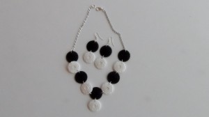 Earrings and a necklace with recycled filters Dolce Gusto Capsules. Pendientes y collares utilizando filtros de capsulas de cafe Dolce Gusto