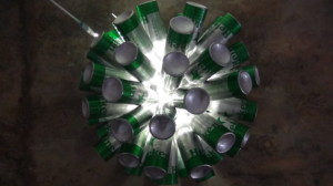 Lámpara realizada con 50 botellas de cerveza. Reciclado Creativo. Rosa Montesa