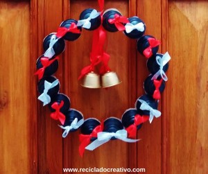 DIY Corona decorativa de Navidad con cápsulas de café