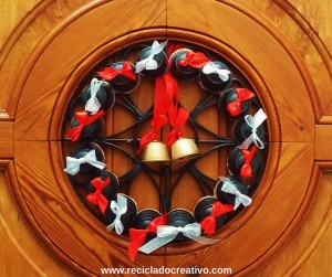 DIY Corona decorativa de Navidad con cápsulas de café