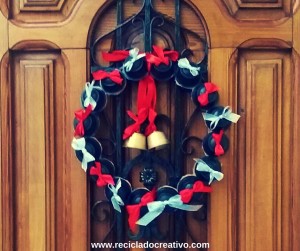 DIY Corona decorativa de Navidad con cápsulas de café