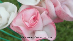 Flores rosas de fieltro realizadas con retales