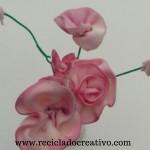 Flores rosas de fieltro realizadas con retales