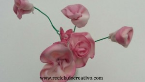 Flores rosas de fieltro realizadas con retales