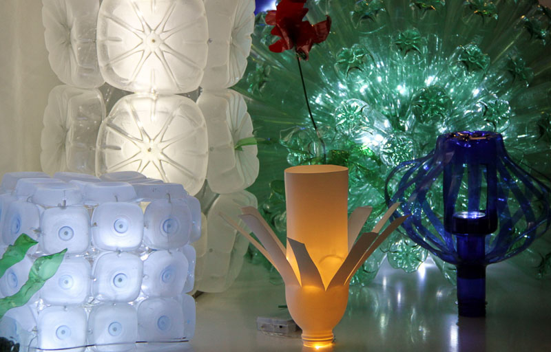 Exposición de lámparas realizadas con material reciclado. Exhibition creativity out of recycled items