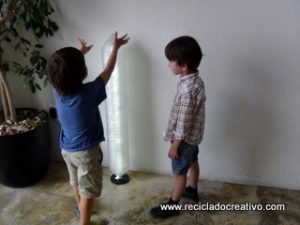 Con motivo de la celabración del Día Mundial del Reciclaje, hemos organizado una exposición de objetos realizados con material reciclado. Una segunda oportunidad para lo que muchas personas tiran a la basura. m On the 17th of May, we had an exhibition of creative objects made out of recycled material. A second time to items that others discard.