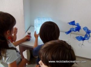 Con motivo de la celabración del Día Mundial del Reciclaje, hemos organizado una exposición de objetos realizados con material reciclado. Una segunda oportunidad para lo que muchas personas tiran a la basura. m On the 17th of May, we had an exhibition of creative objects made out of recycled material. A second time to items that others discard.