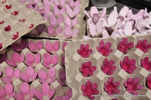 Flores rosas con hueveras de cartón recicladas - egg carton flowers