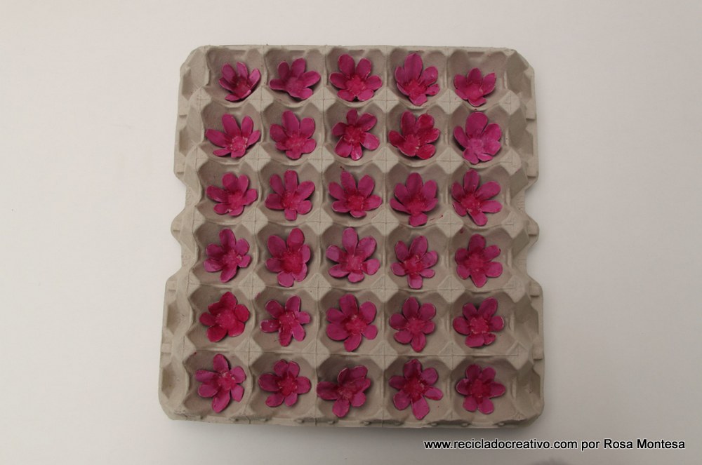 Flores rosas con hueveras de cartón recicladas - egg carton flowers