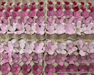 Flores rosas con hueveras de cartón recicladas - egg carton flowers