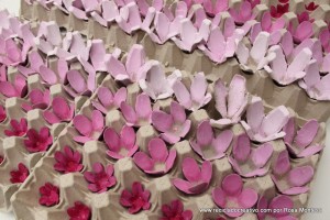 Flores rosas con hueveras de cartón recicladas - egg carton flowers