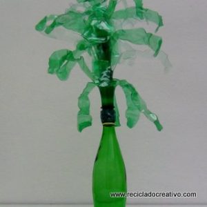 Florero. Hojas verdes de plantas para flores con botellas de plástico pet recicladas - Green leaves from reccled plastic bottles ( pet )