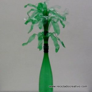 Florero. Hojas verdes de plantas para flores con botellas de plástico pet recicladas - Green leaves from reccled plastic bottles ( pet )
