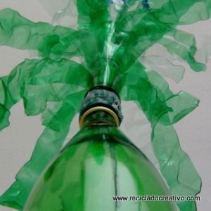 Hojas verdes de plantas para flores con botellas de plástico pet recicladas